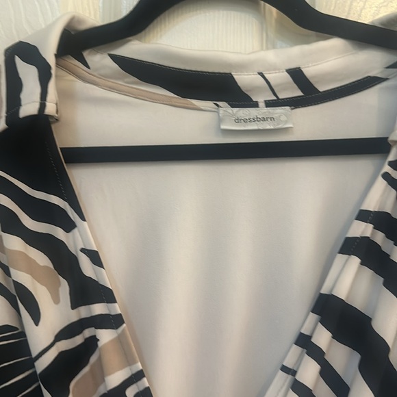 Dress Barn brand dress. No size tag. Approx 18 - Picture 2 of 5